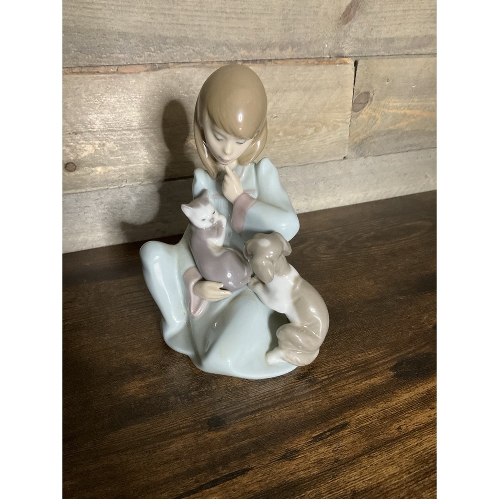 Cat Nap by Lladro, 1990 Girl with napping cat and puppy, #5640, Glazed, Spain - Picture 4 of 5
